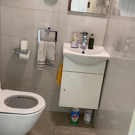 D No Bathroom, Geen Badkamer 3*