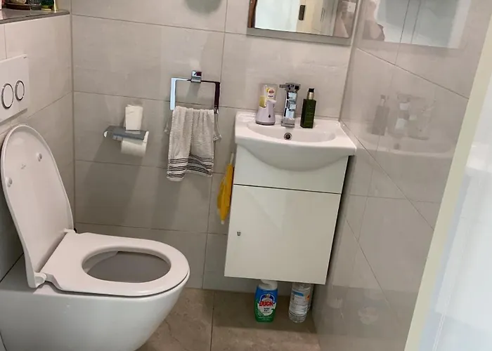 D No Bathroom, Geen Badkamer 3*